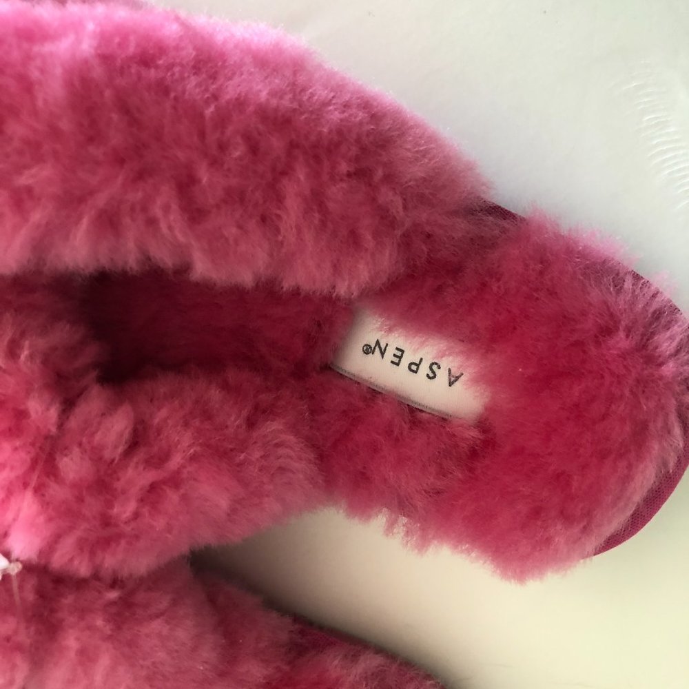 ASPEN Girls Crisscross Sheepskin Slippers XL Hot Pink - Picture 6 of 6